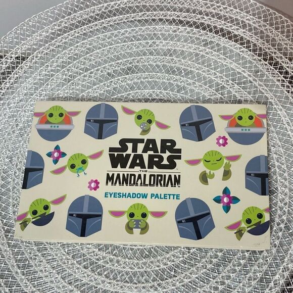 Disney Star Wars Mandalorian Eye Shadow Palette with 12 Colors NWT - Picture 1 of 7